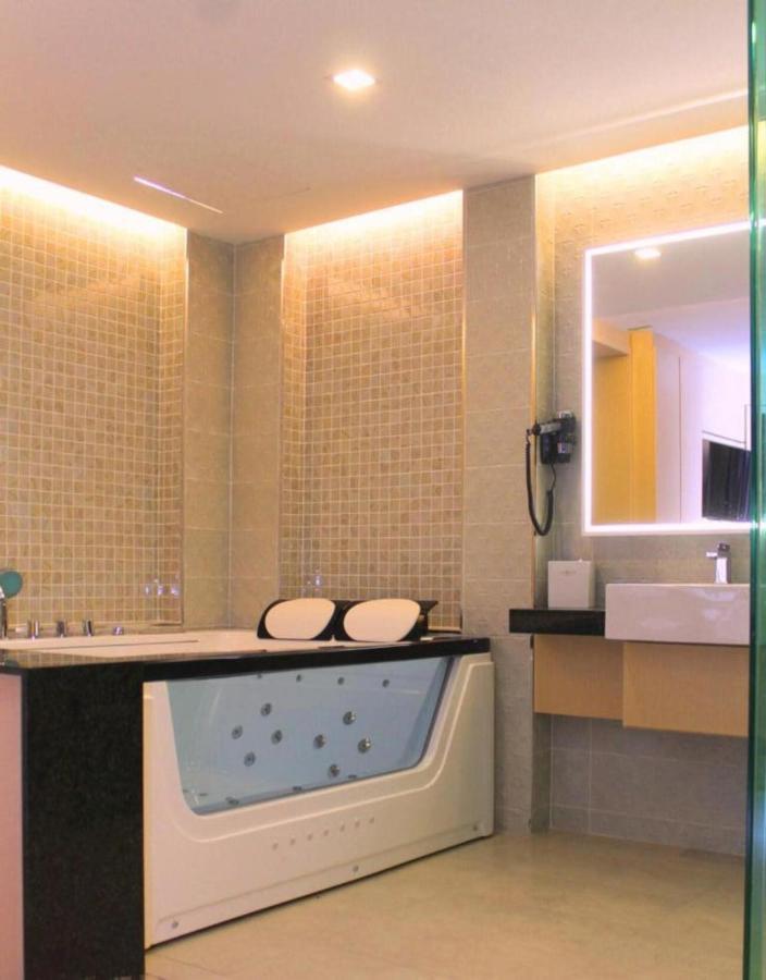 Geobay Hotel Johor Bahru Exteriör bild